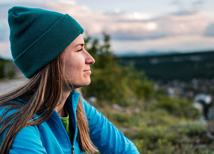 Mujer Gorro Disfrutando Vista